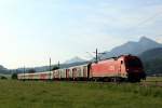 BB 1216 129-7 mit 2 Fahrradwagen und einer CityShuttle Garnitur von Rosenbach kommend bei Faak am See, 08.06.12