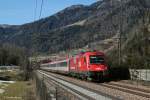 1216 011 mit EC 87 am 02.03.2013 bei Mauls an der Brenner Sdrampe.