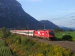 Tiroler Theaterkulisse: 1216 014 am EC 189 Mnchen - Innsbruck zwischen Langkampfen und Kirchbichl.