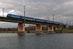 EC 75 überquert die neue Donau in Wien bei relativ durchwachsenen Wetterverhältnissen.