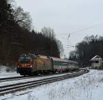 1216 019(Mit Werbung zu Ehren für die zwei im Jahre 1813 geborenen Komponisten Wagner und Verdi)kommt mit dem EC 89 von München nach Verona Porta Nuova durch dem Bahnhof Assling am 6.2.2015.