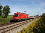 Die 1216 020 mit einem Brenner EC am 14.08.2011 unterwegs bei Hilperting.