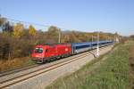 Die rote 1216.210 fährt mit RJ-557 beim Dunkelsteinerwald bei Leobersdorf am 1.11.15