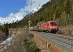 1216 001 mit einem Schiebewandwagenzug am 24.02.2016 bei Gossensass.