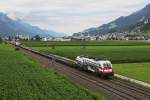 An der von der Schachbrett 1044 117 gezogenen Rola schiebt 1216 020 nach. Schwaz, 07.07.2012.