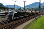 1216 025 mit einem Gterzug von Villach Richtung Schweiz am 09.06.2009 bei der Ausfahrt in Schwarzach-St.Veit.