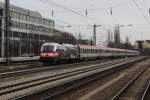 Hier zu sehen die 1216 020 Fahrtrichtung Mnchen Hbf am Heimeranplatz.