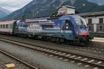 Sommerferien 2016 im Zillertal: Am Abend des 23.07.2016 steht die 1216 019-0 mit Werbung für die nahegelegene Achensee-Schiffahrt im Bahnhof Jenbach.