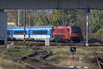 1216 231 mit einem Railjet Zug einfahrend in Kolin.Unter der Straßenbrücke, das Tele sammelt allerhand  Bahnmüll  mit ein. 01.11.2019 12:34 Uhr.