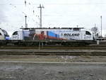 ES64 U4-C 9181 1216 955-5A-WLC der Wiener Lokalbahnen
mit Werbebeklebung der Spedition Roland am 27.01.2019 auf dem Bahnhof Ruhland.
Sie stand im Dreierpack zusammen mit 9181 1216 954-8A-WLC und 9181 1216 952-2A-WLC und wartete auf Ihren Einsatz für Chemiefracht aus dem BASF Werk Schwarzheide.
