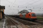 Die 1216 902-7 RTS der Firma Swietelsky ist am 29.11.2013 mit einem Kesselzug, beladen mit Benzol, durch den Bahnhof Kirchstetten Richtung Wien unterwegs.