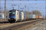 WLC 1216.953+950 am 01.03.14 mit Containerzug im Bhf.