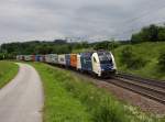 Die 1216 953 mit einem Containerzug am 21.06.2011 unterwegs bei Pölling.