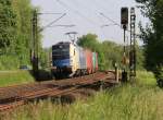 1216 950 zieht einen Containerzug in Richtung Süden.