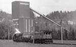 Vor der Kulisse des Hartsteinwerk Kitzbühel wartet die ÖBB 1245.535 auf Abfahrt gen Kitzbühel, diesmal mit nur 3 Wagen.