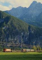 Erfreulicherweise pünktlich war 1245 516-8 mit ihrer Übergabe aus Sillian, denn die Schatten der Berge hatten fast schon die Bahnstrecke erreicht. Im September 1995, als diese Aufnahme kurz vor Lienz entstand, war das Ende des 1245-Einsatzes in Kärnten bereits abzusehen.