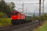 Weil's so schön ist, noch ein Foto der leuchtend roten 1245.518 bei der Einfahrt Ederbauer an einem verregneten Samstag Vormittag.