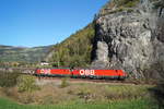 1293 025 + 1293 021 mit einem Papierzug Richtung Verona bei Sterzing unterhalb von Burg Sprechenstein, 12.10.2019.