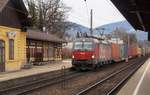 1293 011 durchfährt mit einem Güterzug den Bahnhof Villach-Warmbad in Richtung Slowenien.