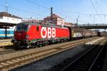 Am 22 September 2020 durchfahrt ein Mischguterzug mit ÖBB 1293 195 an der Spitze Regensburg Hbf.