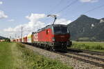 Die ÖBB 1293 068 mit Innofreight Wagen auf der Inntalstrecke bei Oberaudof in Richtung Kufstein. Aufgenommen am 19.07.21