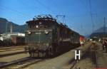 Mit einer kurzen Zuggarnitur steht 1670.26 im August 1982 im Bahnhof Bludenz