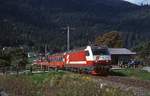 1822 003-8 durchfährt im Juni 2001 die Haltestelle Markt Sachsenburg im Drautal.