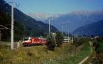 Eine unbekannte 1822 ist im Juni 2001 mit einem Korridorzug und einem 4030 im Schlepp bei Kleblach-Lind in Richtung Lienz unterwegs.