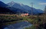 Bei Greifenburg durchfährt eine 1822 im September 2003 mit einem Korridorzug von Innsbruck nach Spittal-Millstättersee das Drautal (Neue Version eines bereits veröffentlichten Bildes)