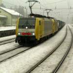 Dispolok E 189 998 fhrt mit Schwesterlok und Gterzug auf einem Nebengleis durch den Bahnhof Kufstein.