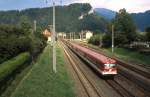 Eine 4010-Doppeltraktion mit 6010 022-9 an der Spitze durchfährt im September 1997 den Bahnhof Leoben-Hinterberg.