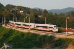 ICE 27 von Dortmund, unterwegs nach Wien Westbahnhof. Drrwien, am Abend des 19.08.2009.