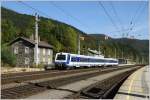 4020 202 fhrt als R 2964 von Mrzzuschlag nach Payerbach-Reichernau, vorbei an einem fr den Semmering typischen Steinhaus.