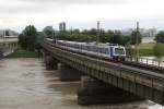 Zum 300ten, etwas Hochwasserstimmung, hier zum sehen 4020 263 und 286 als S1 23648 von Mdling (Md) nach Gnserndorf (Gae), hier zum sehen beim bersetzen der Nordbahnbrcke ber das Wiener Entlastungsgerine Neue Donau; am 04.06.2013