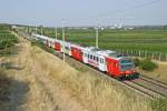 4020er Tandem mit dem Roten 233 an der Spitze, ein eher seltener Gast auf der Südbahn als S bei Pfaffstätten am 14.8.15