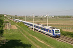 4020er Tandem fährt als Schnellbahn nach Wr.Neustadt am 21.4.16 bei Pfaffstätten,wobei der vordere Triebwagen (303) an den Seitenflächen keine Logos besitzt.