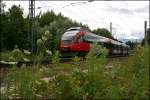 Aus der Sicht eines kleinen Hundes: 4024 075 fhrt als RB 5112, von Innsbruck nach Rosenheim, aus dem Bahnhof Brannenburg aus.