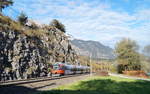 Der Bludenzer 4024 026-9 wird in wenigen Minuten den Bahnhof Jenbach erreichen, als er am 02.11.2019 als S 1 von Kufstein nach Telfs-Pfaffenhofen den idyllischen Streckenabschnitt am Innufer bei