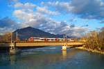 Die nachmittägliche S-Bahn 5119 von Telfs-Pfaffenhofen nach Kufstein liegt im Dezember um 15:17 Uhr bei der Überquerung des Inns in Brixlegg schon im goldenen Abendlicht. Am 07.12.2019 war für diese Leistung der Innsbrucker Talent 4024 075-6 eingeteilt, der bei bester Wolkenstimmung dem Samstagabend entgegenfuhr.