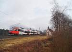 Vom morgendlichen Seitenlicht angeleuchtet war 4024 094-7 am 07.03.2020 als S 5105 auf dem Weg Richtung Kufstein, als er die Brixlegger Antoniuskapelle passierte.