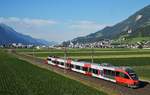 4024 100 war am 24.06.2020 als S 2 von Jenbach nach Ötztal unterwegs und konnte dabei im Abendlicht bei Vomp festgehalten werden. Im Hintergrund verschwindet der Gegenzug in Form von 4024 058 in Richtung Schwaz. 