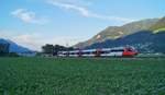 Während am 24.06.2020 die Berge rund um Schwaz noch in den letzten Sonnenstrahlen des Tages lagen, war die S-Bahn 5130 im bereits schattigen Tal auf dem Weg von Kufstein nach Zirl. Zuständig für diese Leistung war die  Ente  4024 001-2, die zu den ältesten ihrer Baureihe zählt. Die Tage dieses Triebwagens im Altlack werden wohl in absehbarer Zeit gezählt sein. 