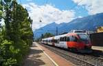 05.07.2020, Rum bei Innsbruck: Der ehemalige Vorarlberger Talent 4024 033-5 ist als REX 5224 auf dem Weg von Kufstein nach Brennero/Brenner in der Haltestelle zum Stehen gekommen und wartet nun vor dem beeindruckenden Panorama der Nordkette seine planmäßige Minute Aufenthalt ab, bevor es pünktlich um 16:35 in der Nachmittagshitze weiter zum Innsbrucker Hauptbahnhof geht.
Ein noch so junges Bild und doch schon gänzlich historisch, denn der Talent wurde inzwischen ins Cityjet-Design umgestaltet und die Haltestelle ist leider nicht mehr so grün bewachsen und hat ihren Charme weitestgehend verloren, weil eine neue Mobilitätsdrehscheibe errichtet wird.... 