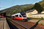 Im schönsten Abendlicht des 12.8.2023 steht der 4024 106 nach seiner Ankunft als R1994 von Leoben Hbf in Selzthal vor dem ehemaligen Aufnahmegebäude.