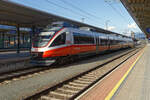 Der ÖBB Talent 4027 088 wartet am 16.09.2023 in Wörgl Hbf auf die Weiterfahrt als REX 2 / 5226 zum Brenner über Innsbruck.