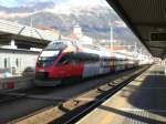 Schatten-Lichtwechsel auf einem Talent der von tztal nach Hall i.T. unterwegs ist, bei seinem Zwischenstopp in Innsbruck Hbf.