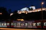 Impression zwischene einem Mittelwagen des 4024 068 und der Festung Kufstein.