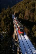 Talent auf dem Vorbergviadukt auf dem Weg nach Scharnitz, gut 20 Minuten vor Sonnenuntergang. Wenige hundert Meter taleinwrts wird er ein Tunnel erreichen, das er nach in etwa nochmals der gleichen Entfernung, die Schlobachbrcke betretend, verlassen wird. Hochzirl, Mitte Feber 2010 kHds