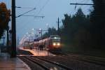 4024 131-7 hlt am 25.09.10 als R 2176 im abendlichen Bahnhof Limberg-Maissau.