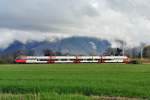 BR 4024 der  Linie Salzburg  zwischen Freilassing und Bad Reichenhall vor wolkenverhangenen Bergen - 24.04.2012